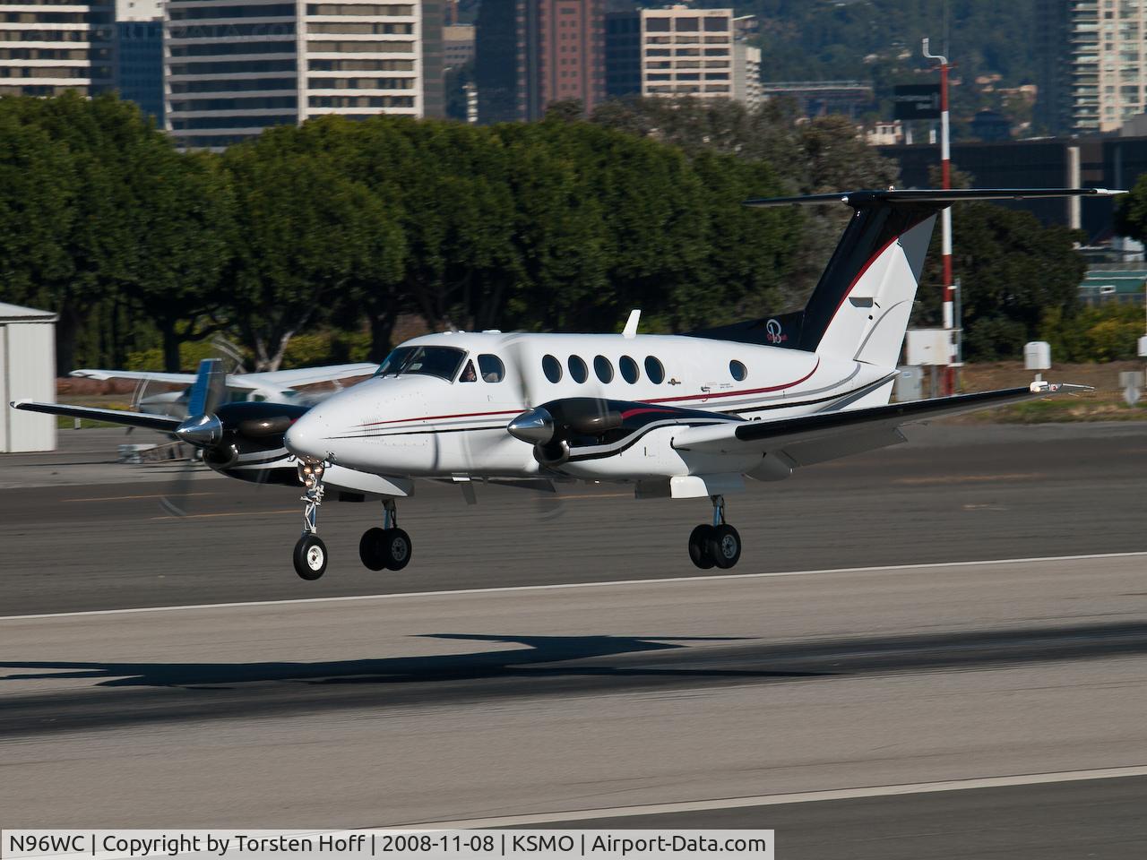 N96WC, 1981 Beech B200 King Air C/N BB-969, N96WC arriving on RWY 21