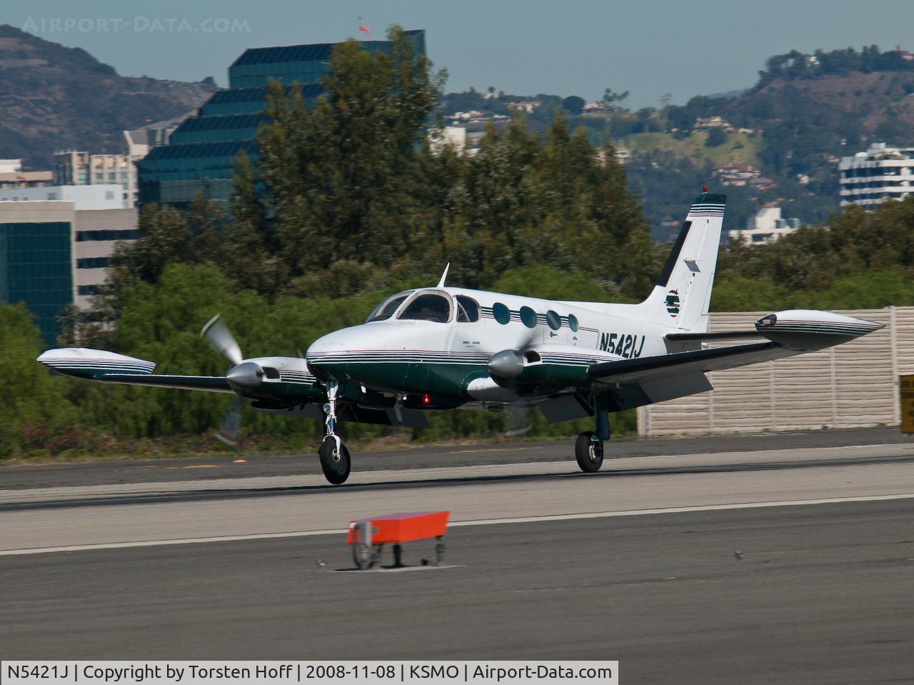 N5421J, 1976 Cessna 340A C/N 340A0108, N5421J arriving on RWY 21