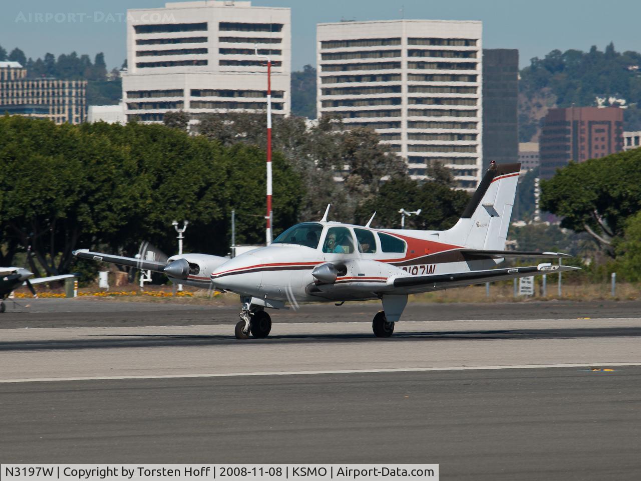 N3197W, 1974 Beech 95-B55 (T42A) Baron C/N TC-1658, N3197W departing from RWY 21