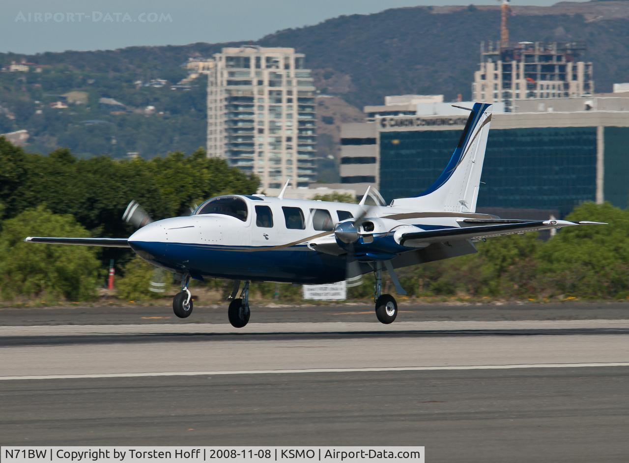 N71BW, 1979 Piper Aerostar 601P C/N 61P06307963288, N71BW arriving on RWY 21