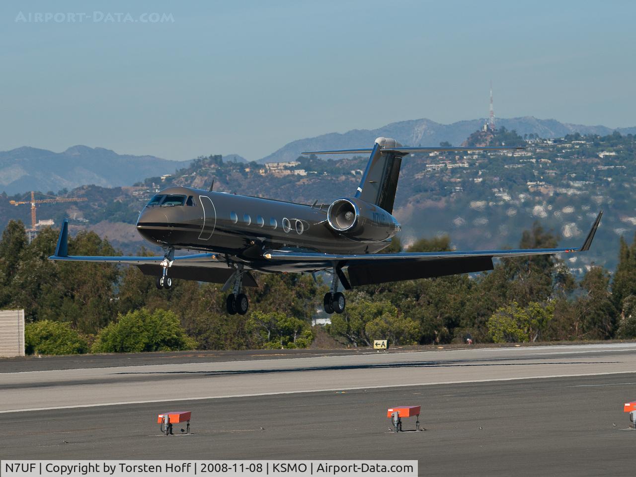 N7UF, 2000 Gulfstream Aerospace G-IV C/N 1422, N7UF arriving on RWY 21