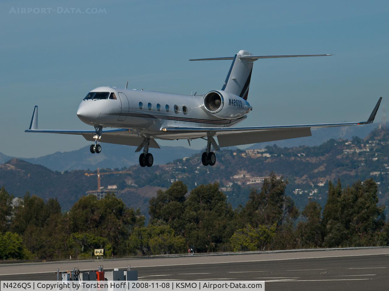N426QS, 2000 Gulfstream Aerospace G-IV C/N 1426, N426QS arriving on RWY 21