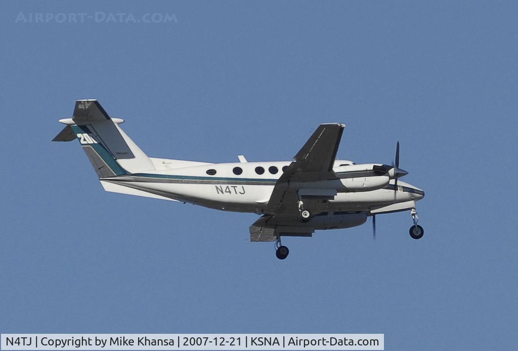 N4TJ, 1975 Beech 200 King Air C/N BB-40, Beech B200 on short final.