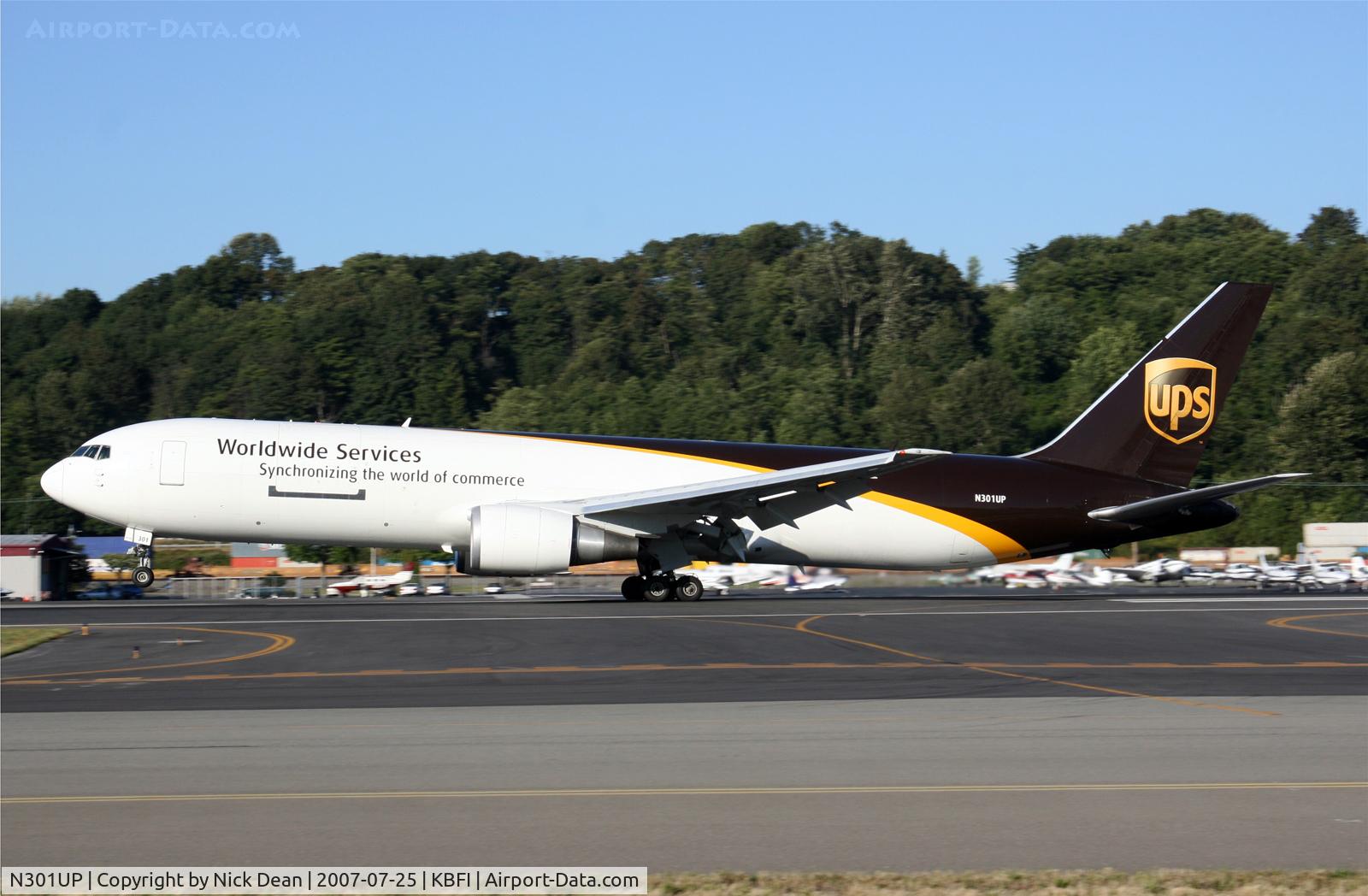 N301UP, 1995 Boeing 767-34AFER C/N 27239, KBFI
