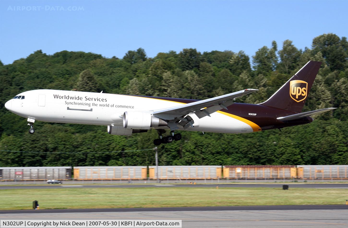 N302UP, 1995 Boeing 767-34AFR C/N 27240, /