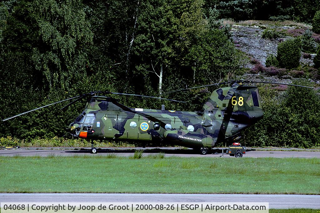04068, Boeing Vertol Hkp4B C/N 4081, Due to its camouflage this HKP 4 is hardly visible against the back ground. Even the upper side of the rotor blades have a camouflage pattern.