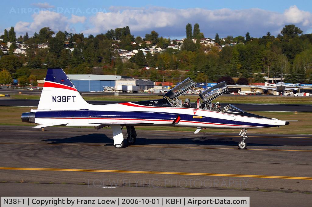 N38FT, 1961 Northrop T-38A C/N 5228, Boeing chase plane