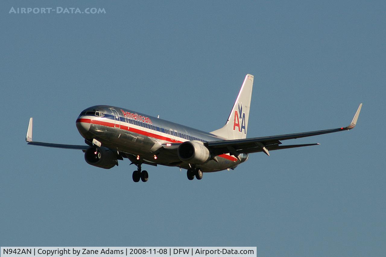 N942AN, 2000 Boeing 737-823 C/N 30084, Landing runway 36L at DFW