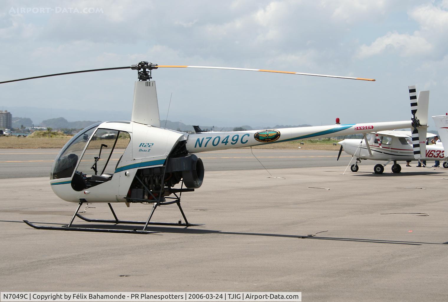 N7049C, 1998 Robinson R22 BETA C/N 2884, Waiting for his next studet at the Isla Grande Flying School Ramp.