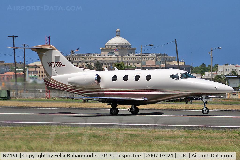 N719L, Raytheon Aircraft Company 390 C/N RB-25, Taking off from SIG.