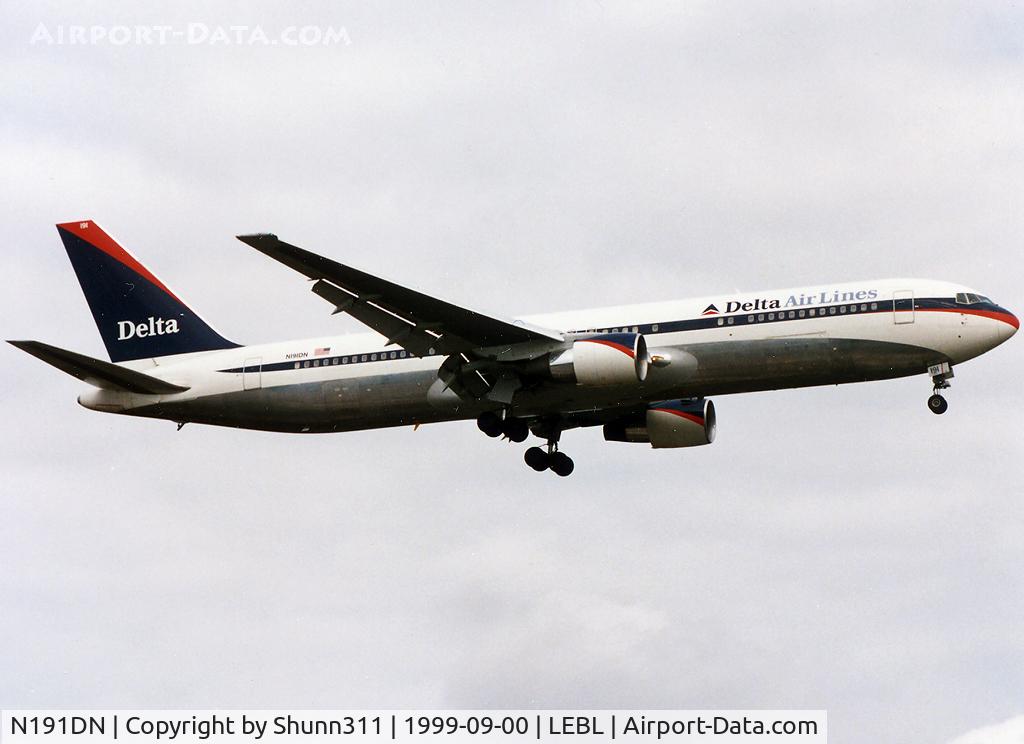 N191DN, 1997 Boeing 767-332 C/N 28448, Landing rwy 25