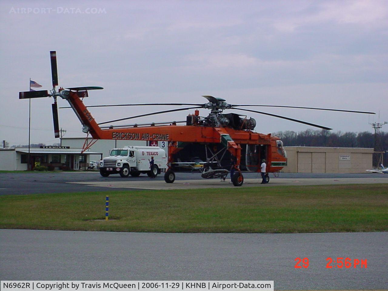 N6962R, 1968 Sikorsky S-64E C/N 64058, Refueling at KHNB...