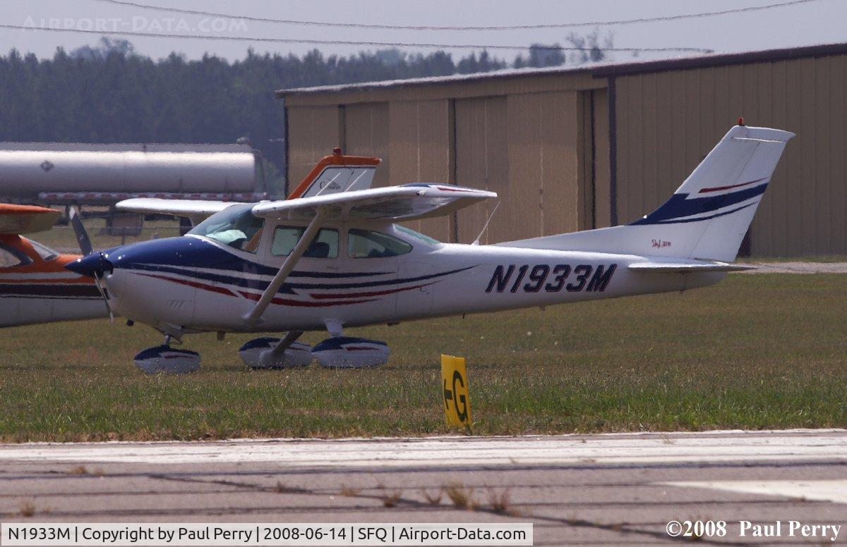 N1933M, 1976 Cessna 182P Skylane C/N 18264487, Taking a rest on the grass ramp