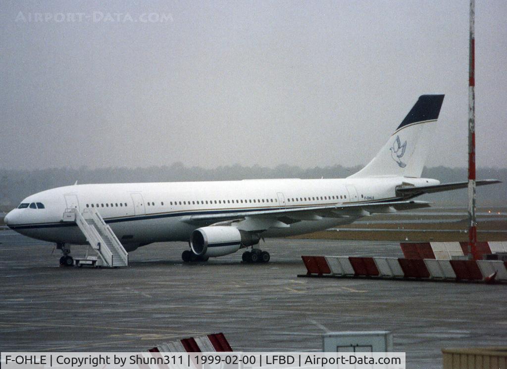 F-OHLE, 1976 Airbus A300B4-2C C/N 031, Parked under a very bad weather...