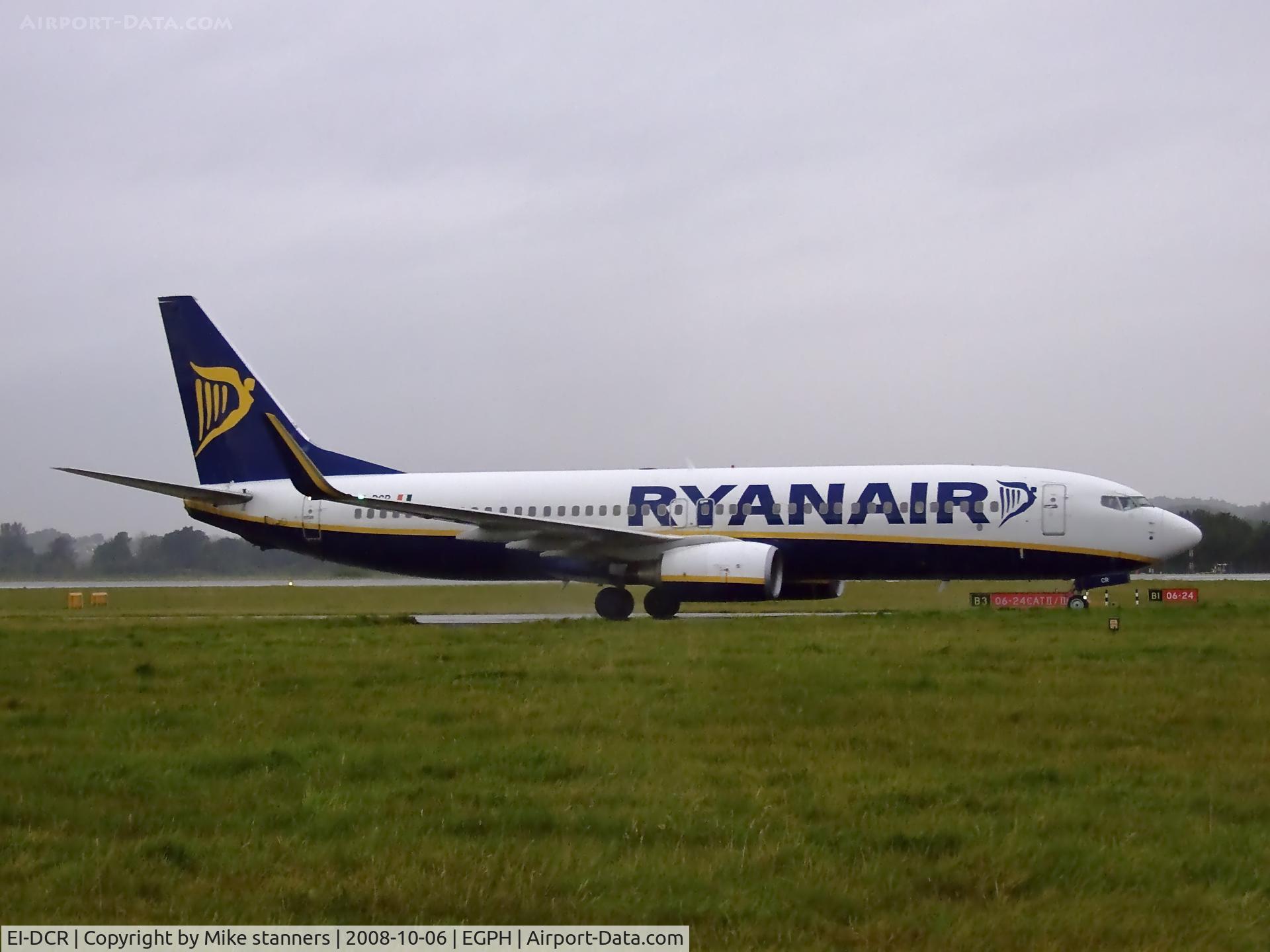EI-DCR, 2004 Boeing 737-8AS C/N 33811, EI-DCR Taxiing In to a wet EDI,on flight RYR1MB