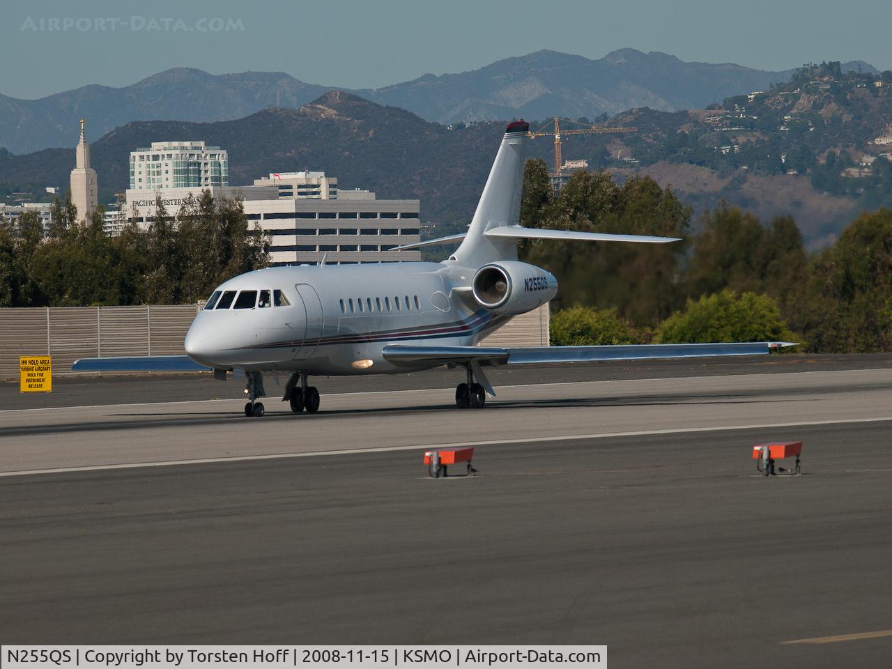 N255QS, 2001 Dassault Falcon 2000 C/N 155, N255QS departing from RWY 21