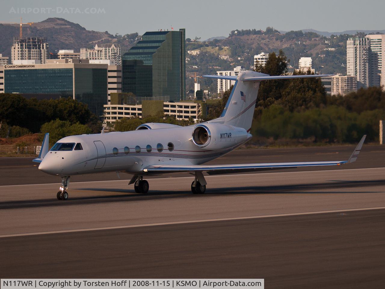 N117WR, 2005 Gulfstream Aerospace GIV-X (G350) C/N 4015, N117WR departing from RWY 21
