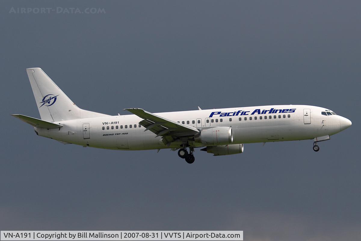 VN-A191, 1994 Boeing 737-4H6 C/N 27306, Boeing 737-4H6,c/n27306, coming into land just before the heavens opened