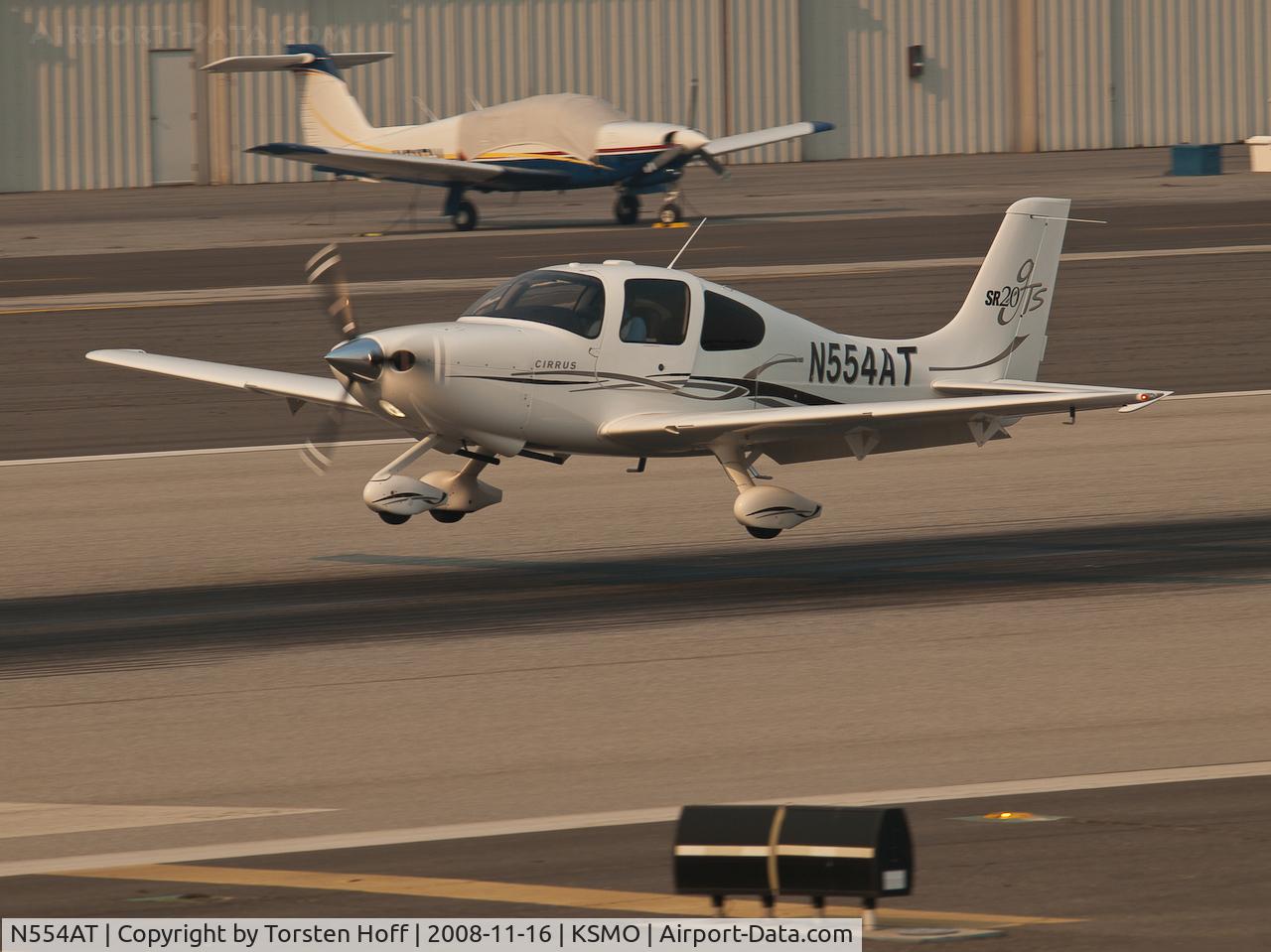 N554AT, 2006 Cirrus SR20 C/N 1678, N554AT arriving on RWY 21. Note that the pilot's door isn't fully closed.