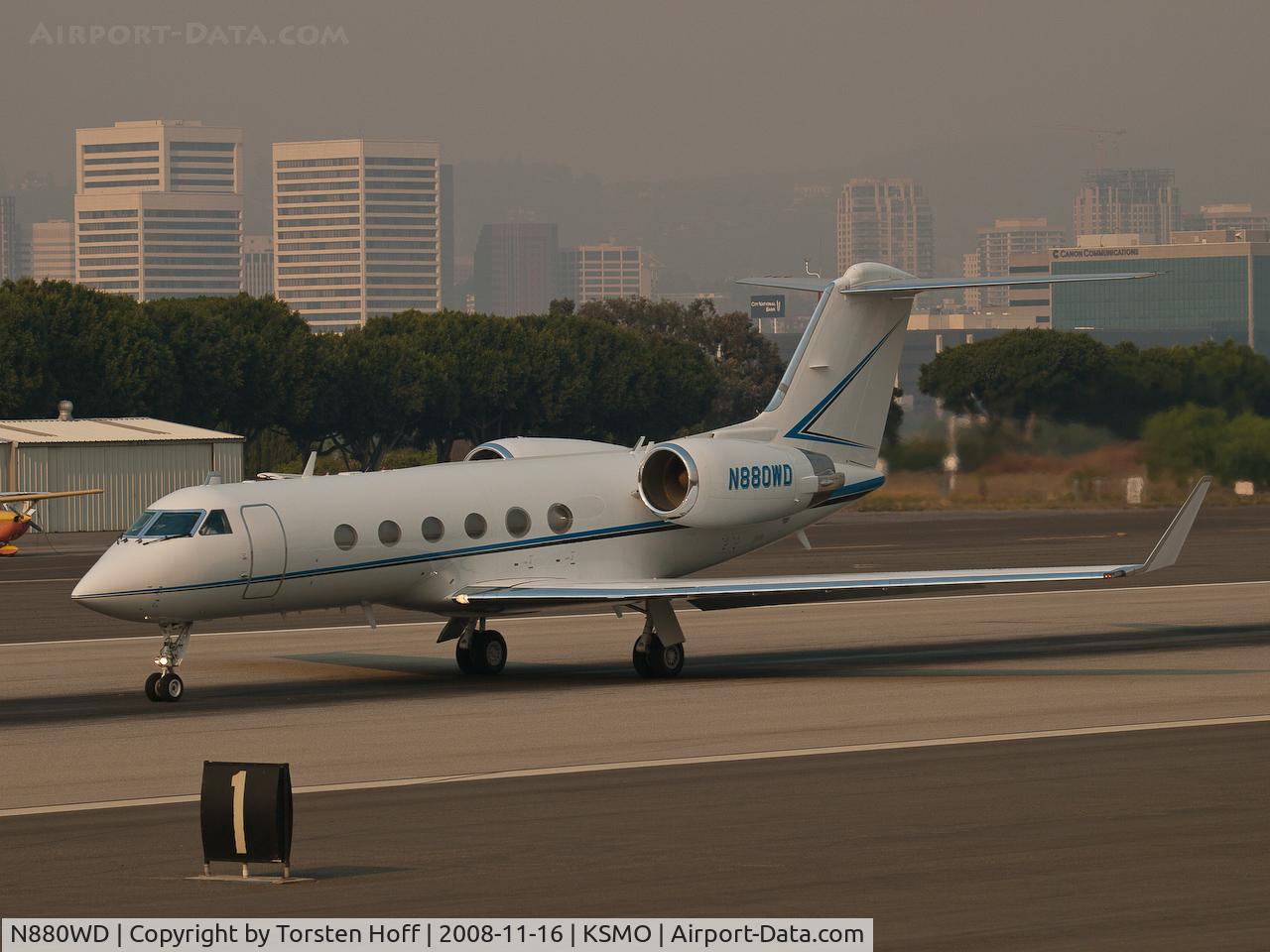 N880WD, 1991 Gulfstream Aerospace G-IV C/N 1170, N880WD departing from RWY 21 into a sky full of smoke from wildfires.