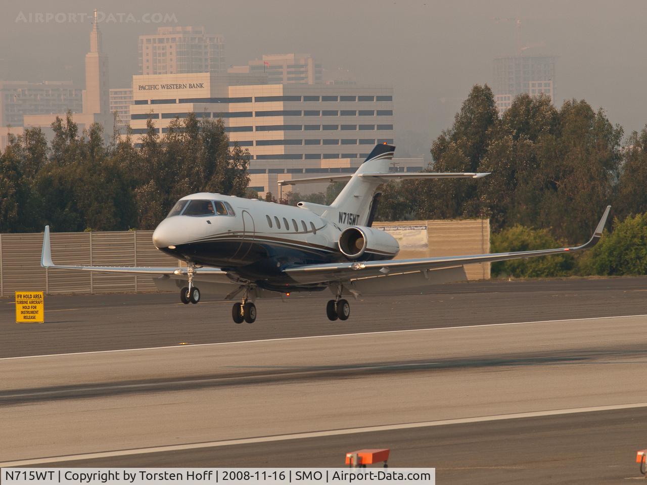 N715WT, 1998 Raytheon Hawker 800XP C/N 258386, N715WT arriving on RWY 21