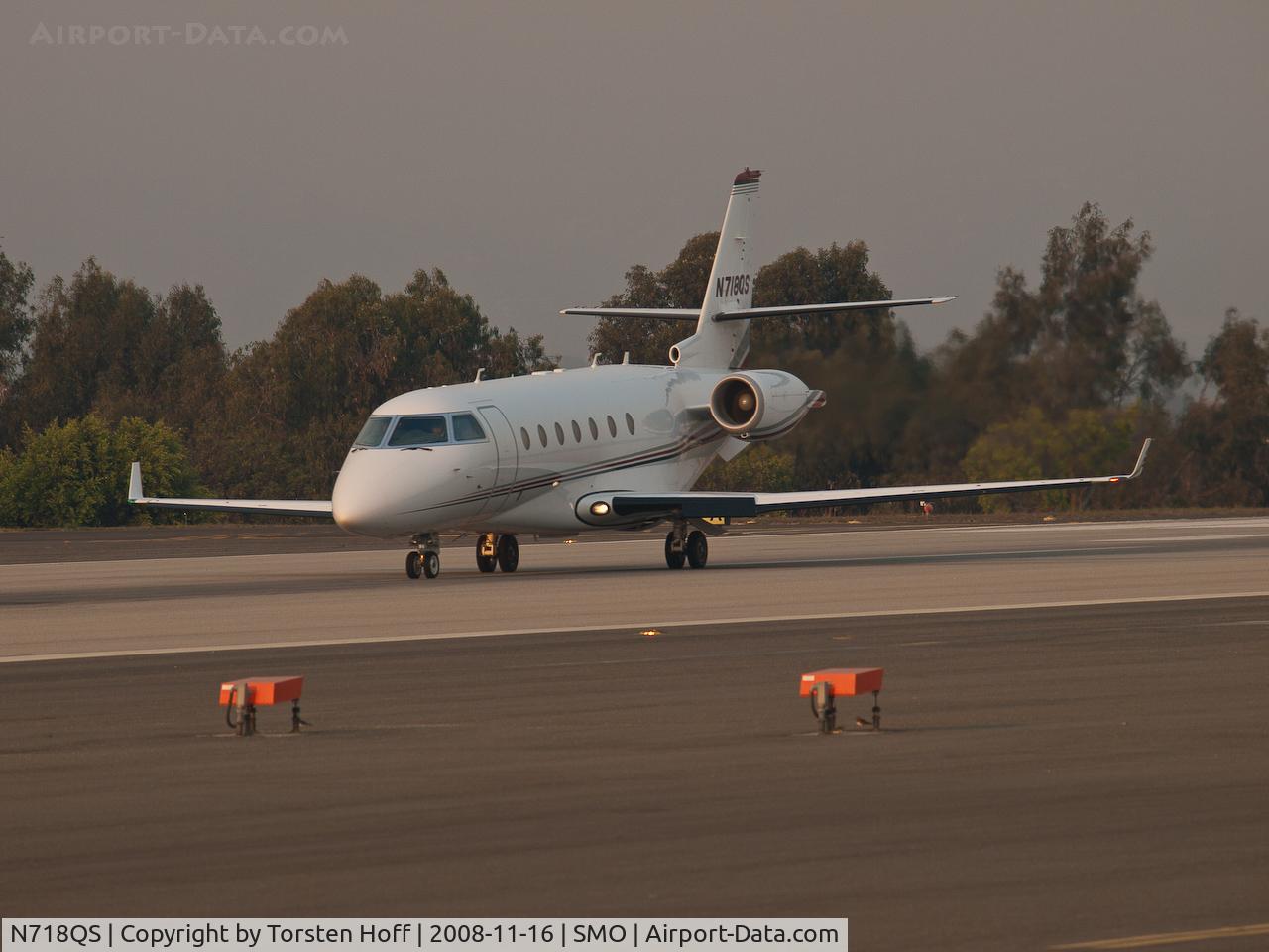 N718QS, 2006 Israel Aircraft Industries Gulfstream 200 C/N 136, N718QS departing from RWY 21 into a sky full of smoke from wildfires.