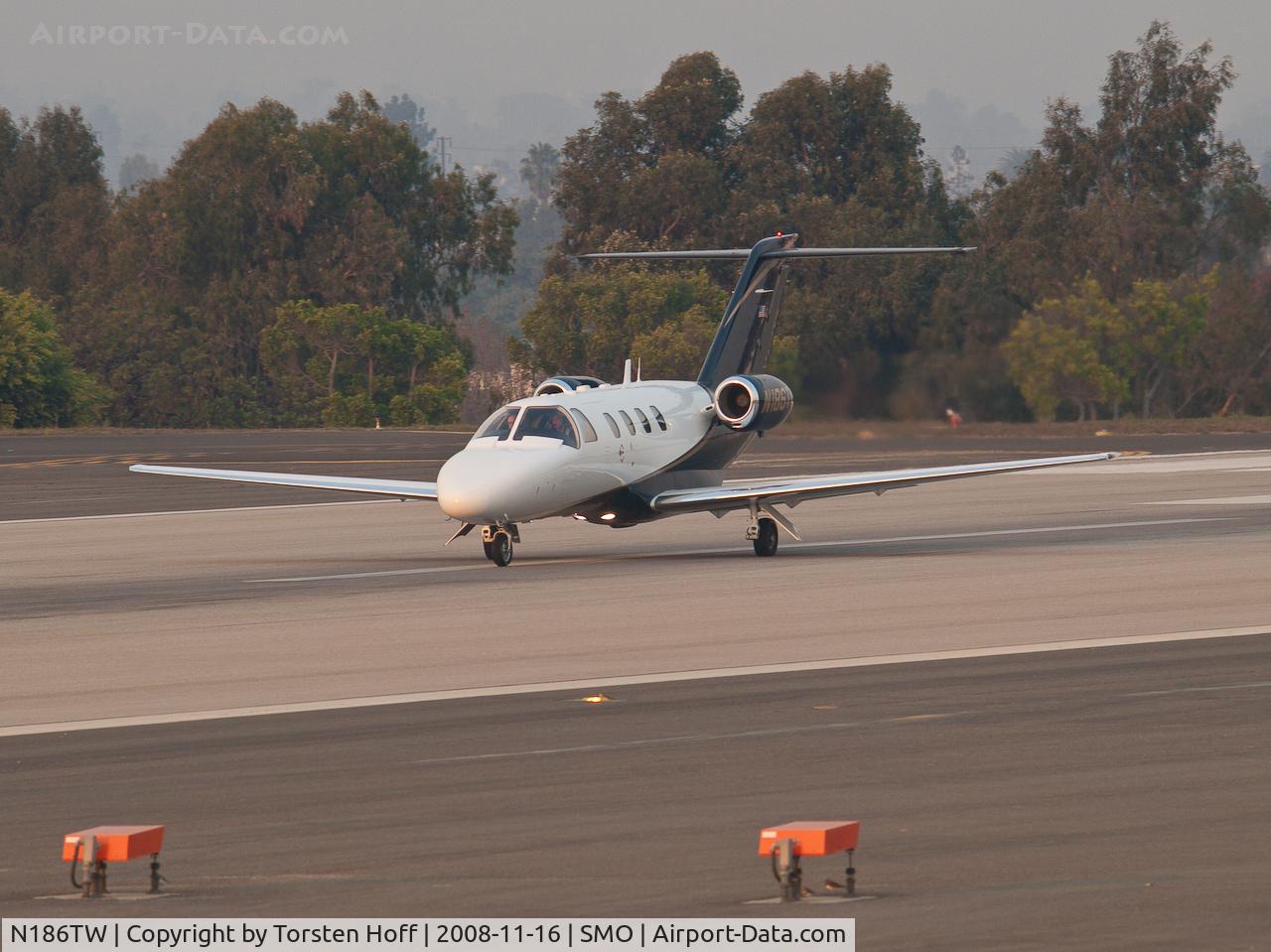 N186TW, 2001 Cessna 525 C/N 525-0416, N186TW departing from RWY 21 into a sky full of smoke from wildfires.