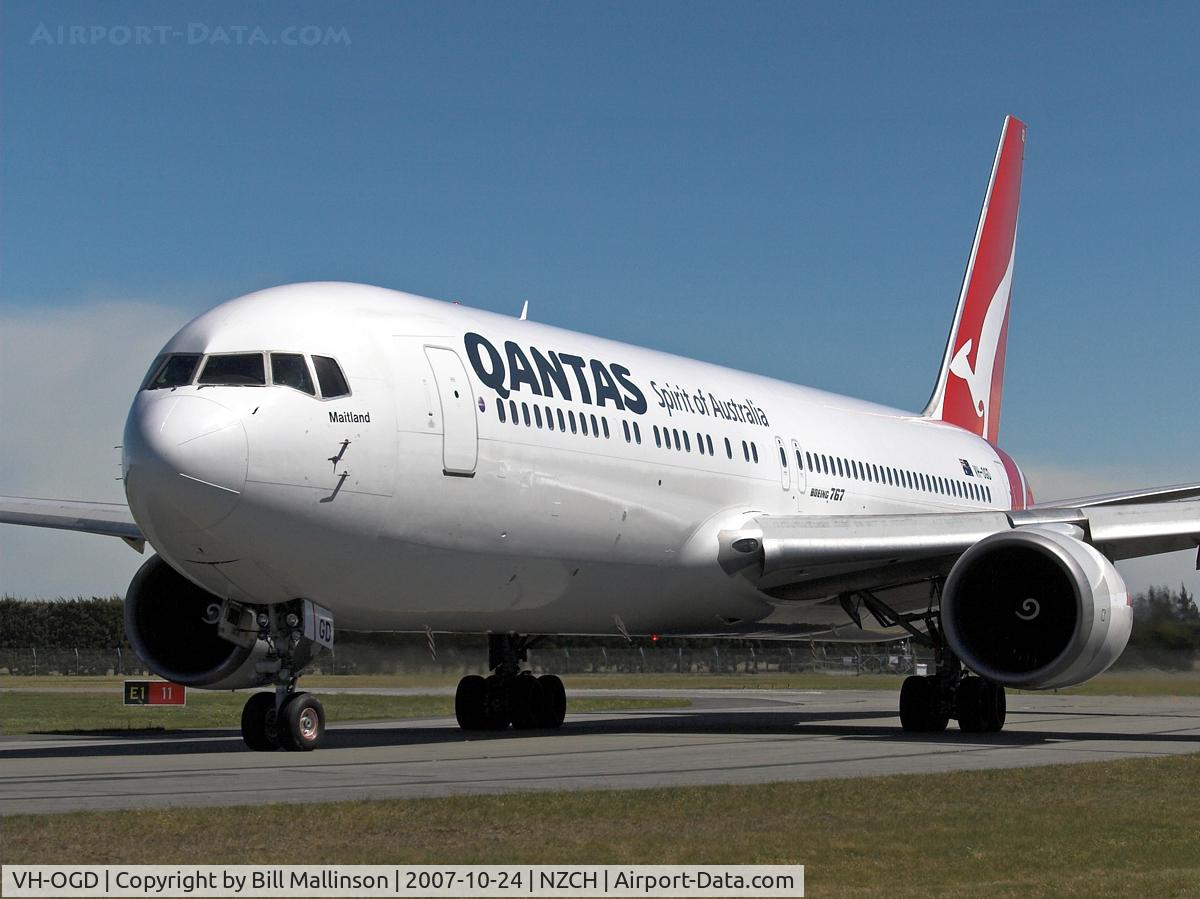 VH-OGD, 1988 Boeing 767-338 C/N 24407, Close to the action as QF45 (BA7345 / AA7345) taxis past after landing on r/w 29
