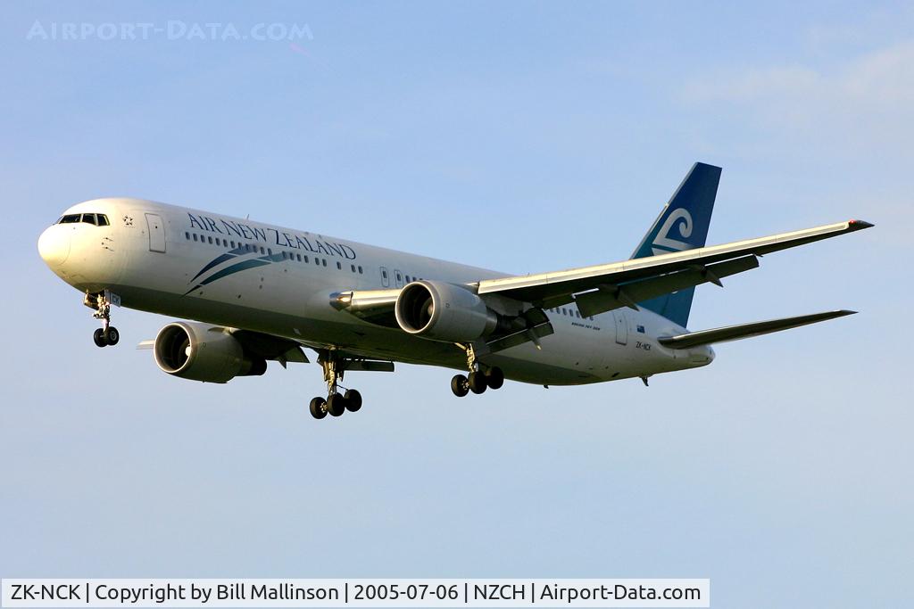 ZK-NCK, 1997 Boeing 767-319/ER C/N 26971, Approach to r/w 02