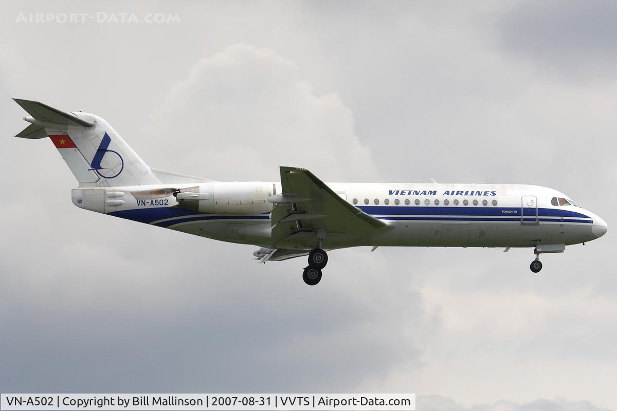 VN-A502, 1996 Fokker 70 (F-28-0070) C/N 11580, Vietnam Airlines Fokker 70/100 , c/n 11580, approaching r/w 25R