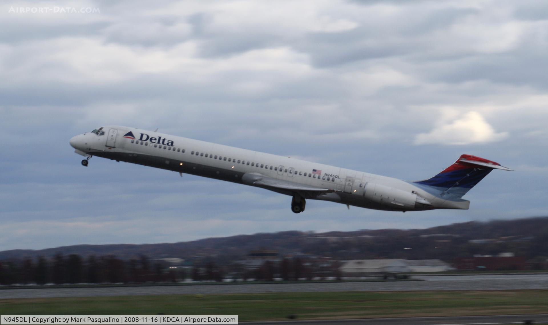 N945DL, 1989 McDonnell Douglas MD-88 C/N 49818, MD-88