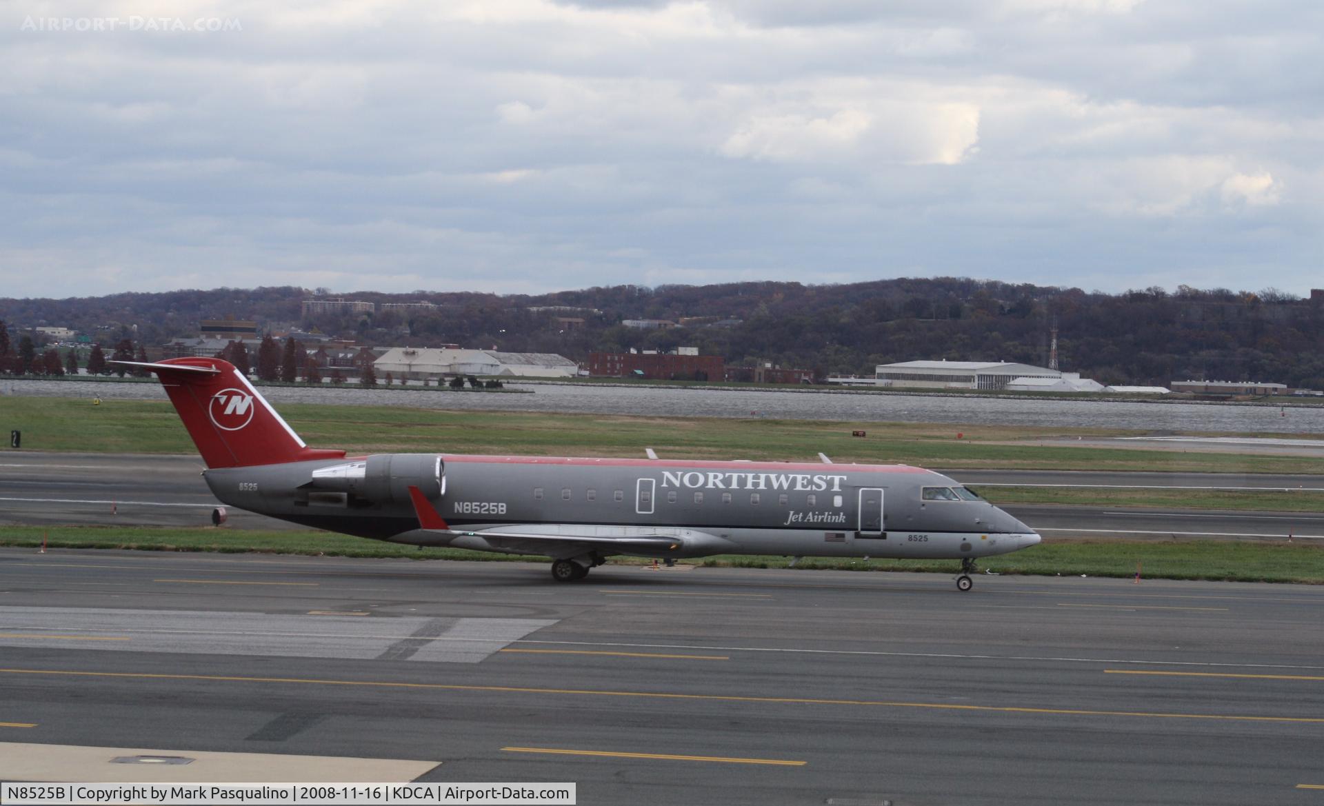 N8525B, 2001 Canadair CRJ-200LR (CL-600-2B19) C/N 7525, CL-600-2B19