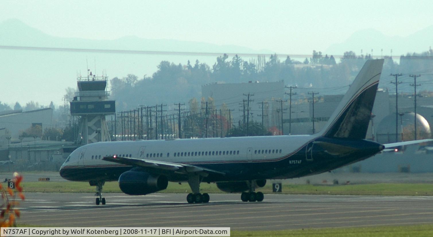 N757AF, 1991 Boeing 757-2J4 C/N 25155, holding for IFR release