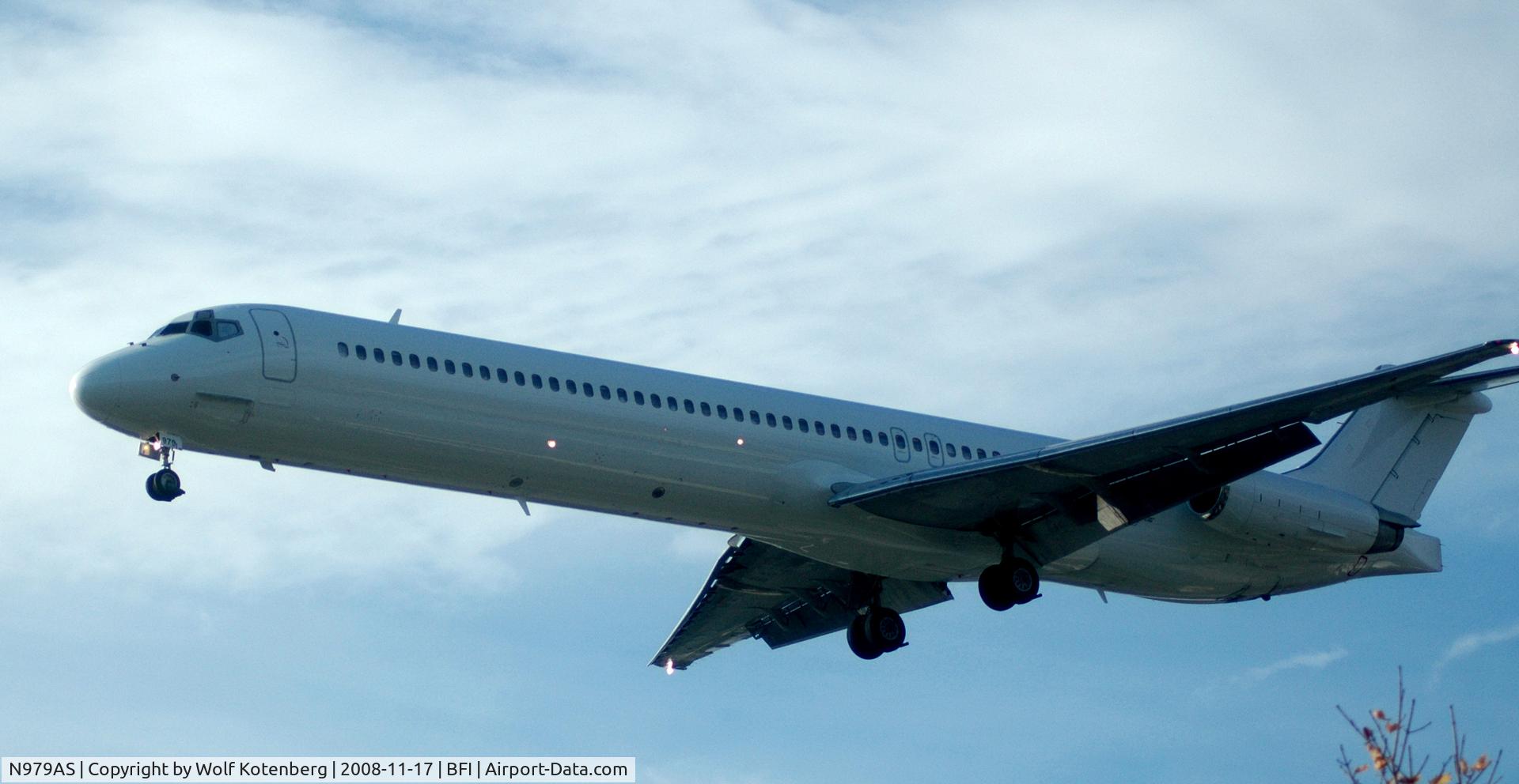N979AS, 1996 McDonnell Douglas MD-83 (DC-9-83) C/N 53471, final, seconds from touchdown