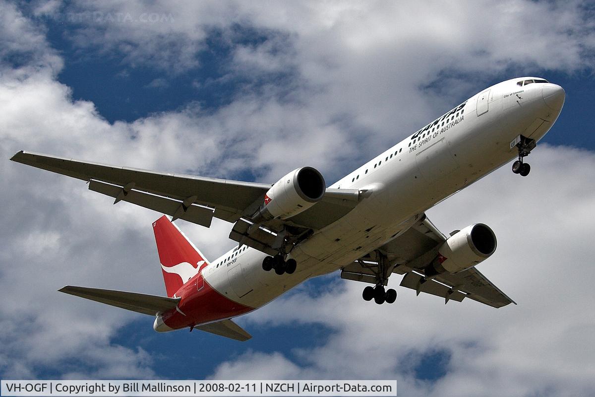 VH-OGF, 1990 Boeing 767-338 C/N 24853, Finals to 20 as QF 45 from SYD
