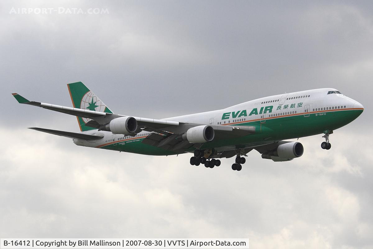B-16412, Boeing 747-45E C/N 29112, Finals to 25L
