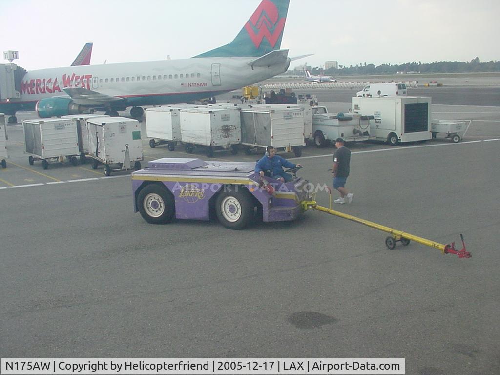 N175AW, 1987 Boeing 737-33A C/N 23634, Awaiting passengers and luggage at LAX