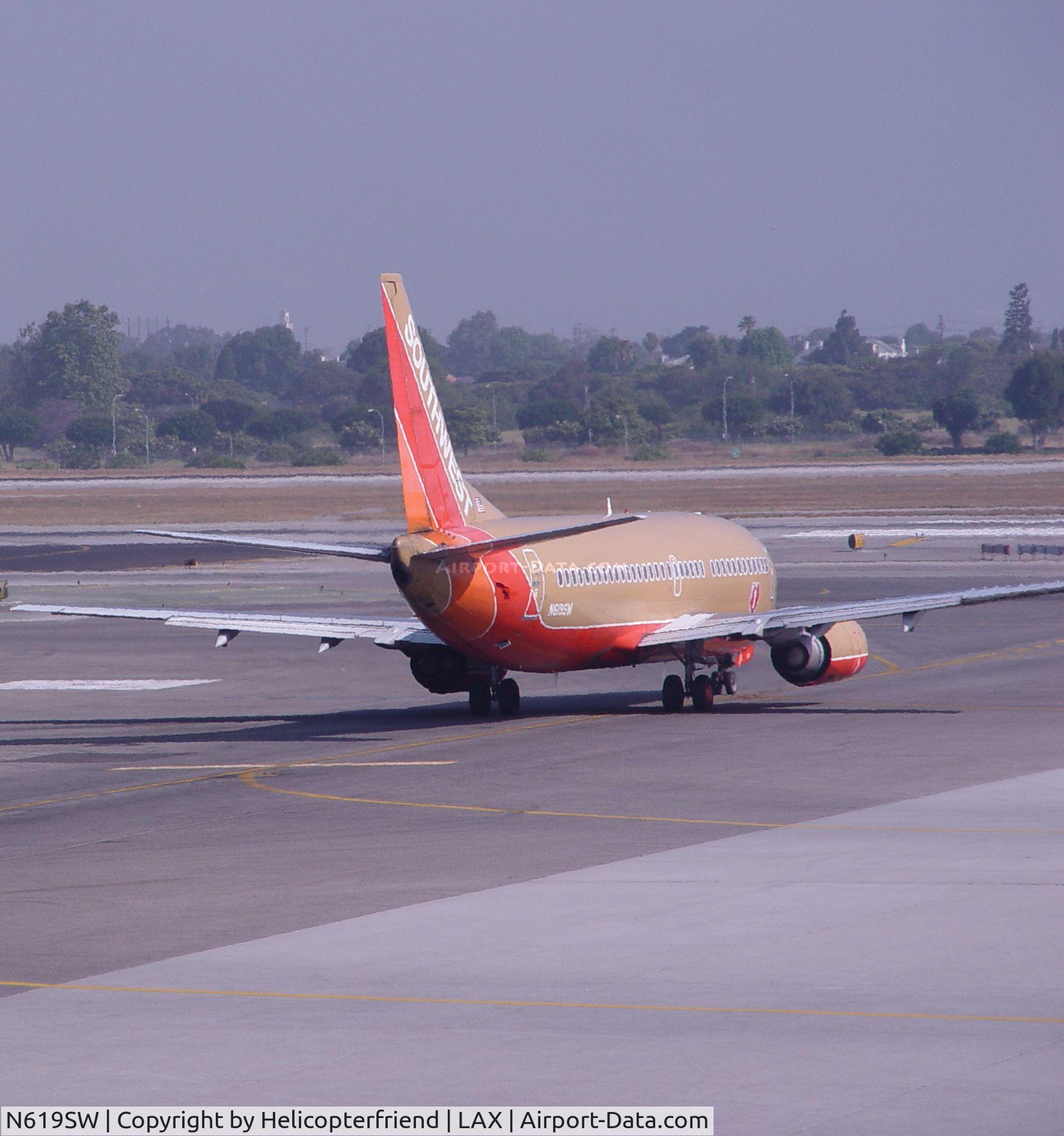 N619SW, 1995 Boeing 737-3H4 C/N 28035, moving to runway for take off