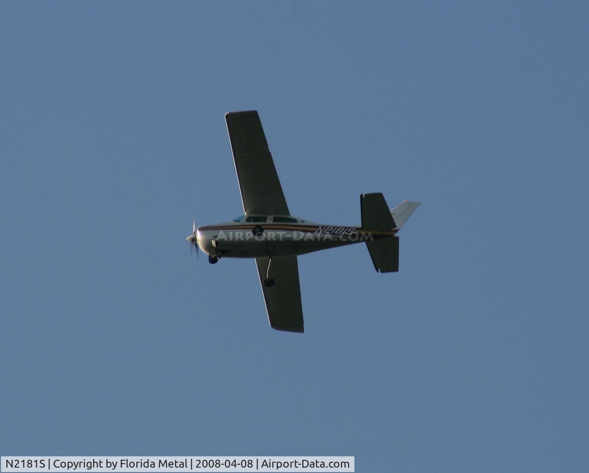 N2181S, 1975 Cessna T210L Turbo Centurion C/N 21061142, Cessna 210 in holding pattern over Lake Parker on way to Sun N Fun