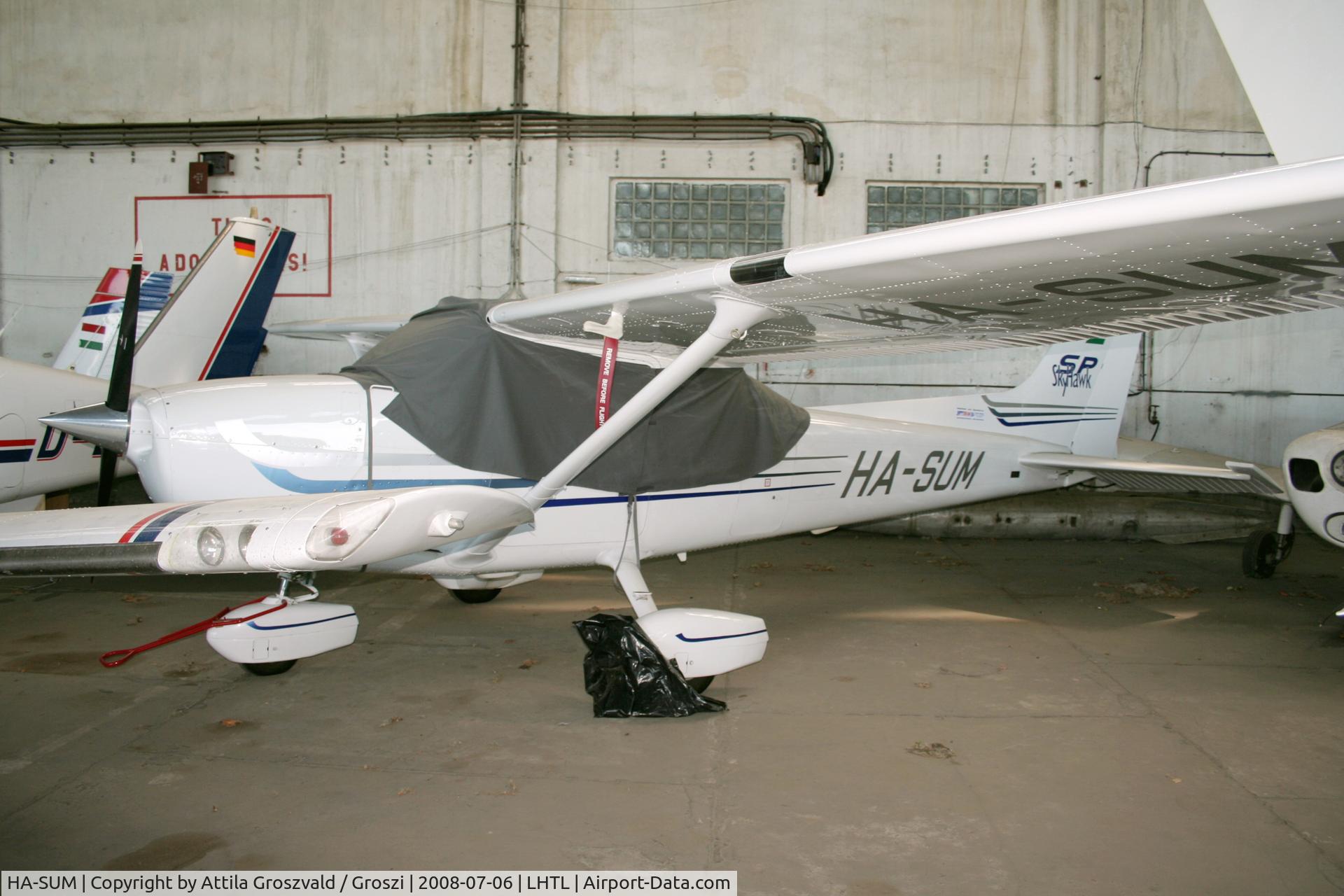 HA-SUM, 2003 Cessna 172S C/N 172S9470, Tököl airport / hangar