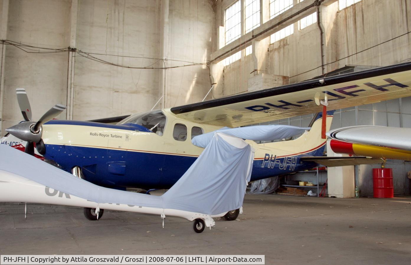 PH-JFH, Cessna P210N Pressurised Centurion C/N P21000726, Tököl airport / hangar
