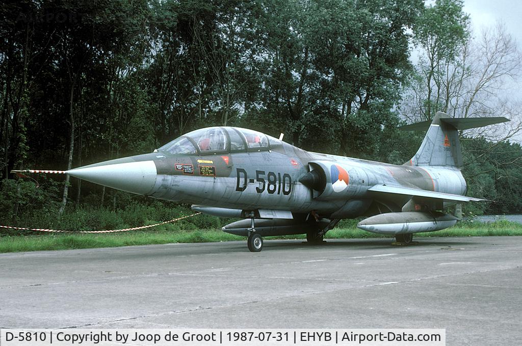 D-5810, Lockheed TF-104G Starfighter C/N 583E-5810, After being wfu the Dutch Starfighters were stored at Ypenburg. In 1987 a spottersday was held to take pictures of the aircraft in the storage area.