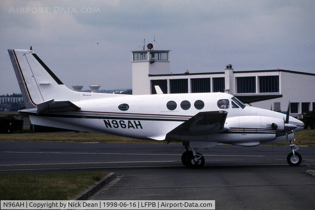 N96AH, 1974 Beech C90 King Air C/N LJ-643, This is a King Air taxying