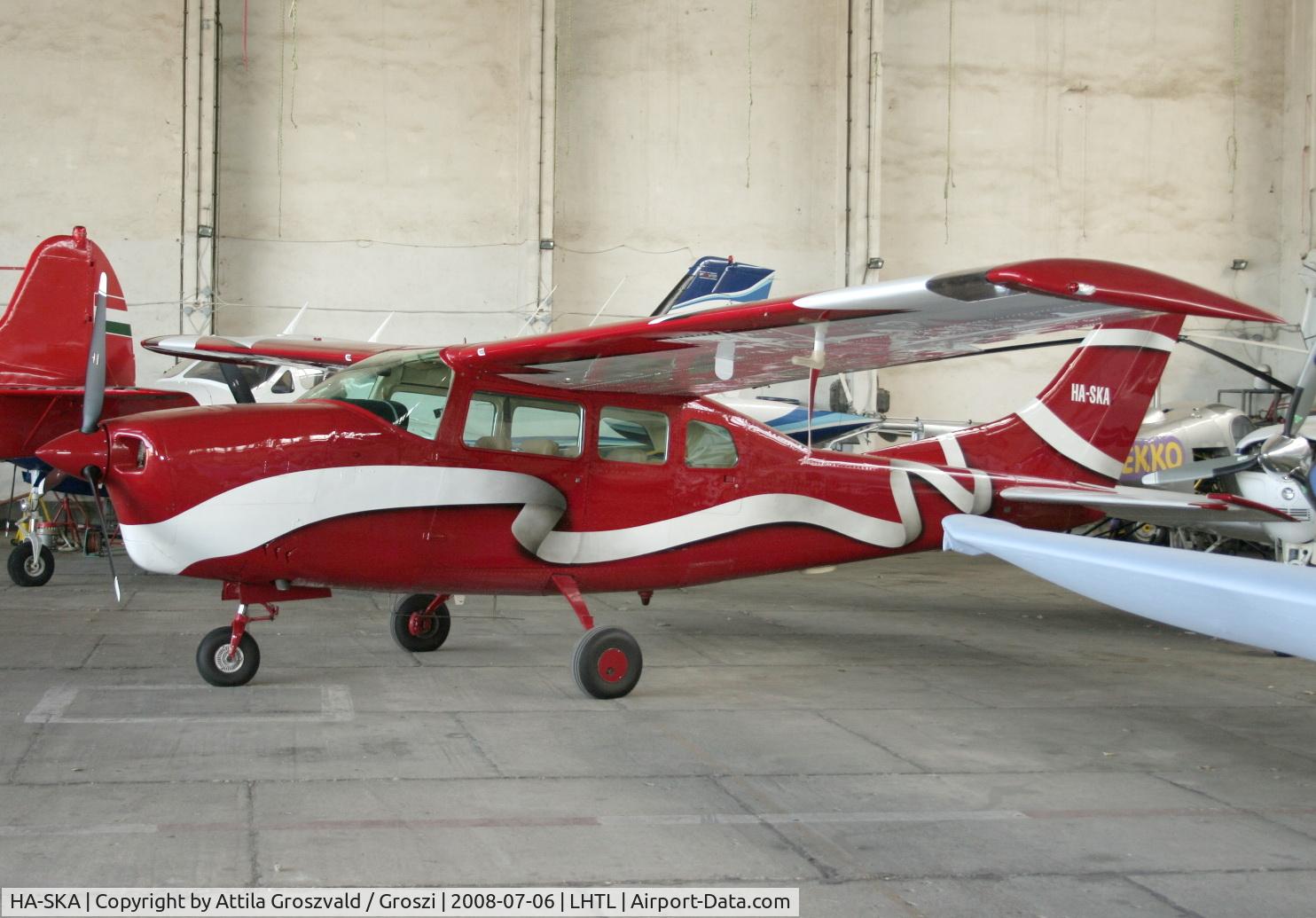 HA-SKA, 1968 Cessna 210H Centurion C/N 21059024, Tököl airport / hangar