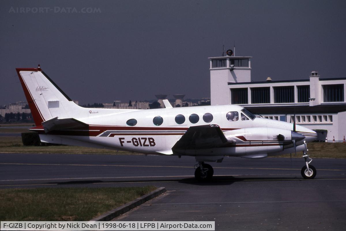 F-GIZB, 1981 Beech C90 King Air C/N LJ-955, This is a King Air taxying