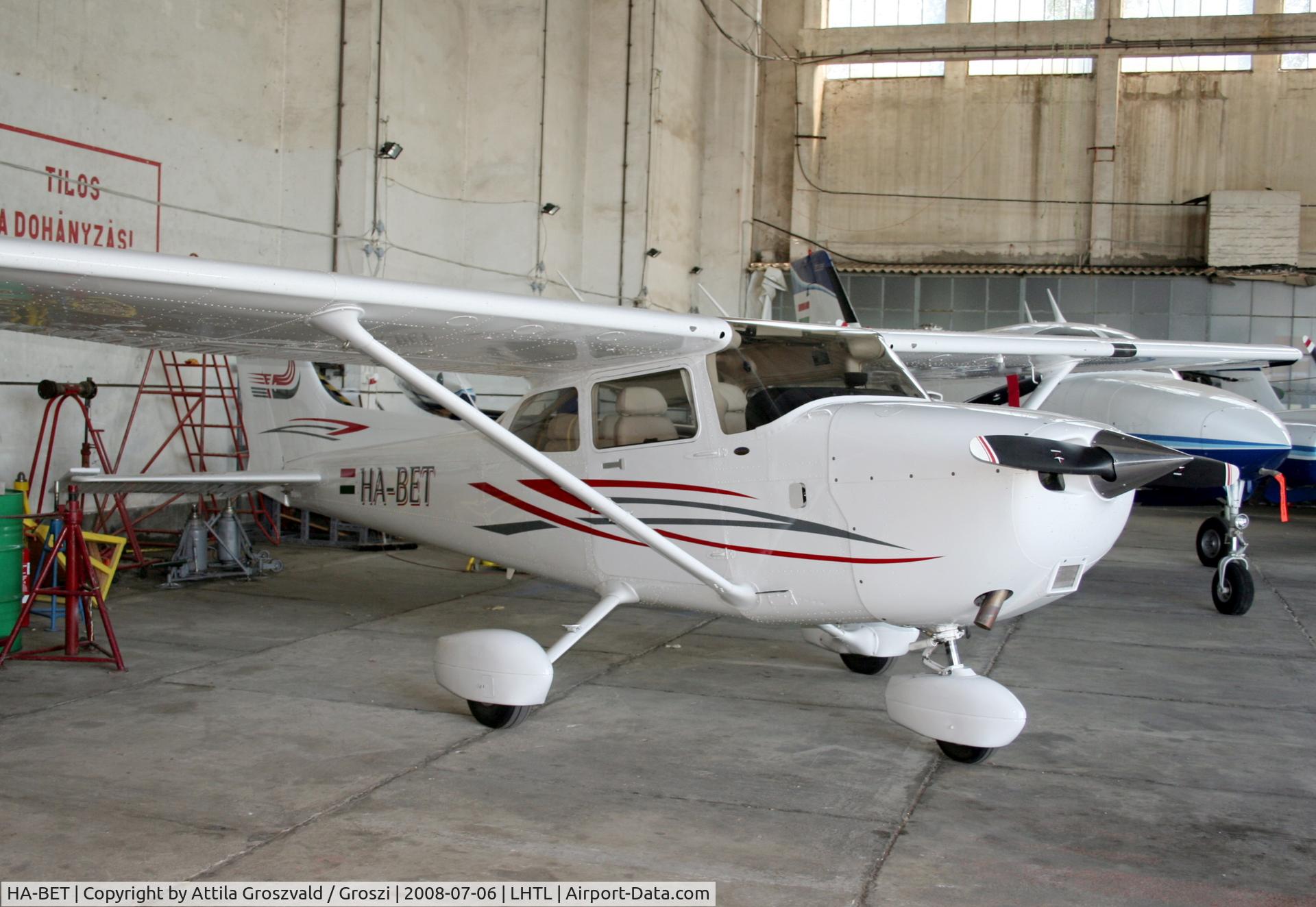 HA-BET, 2007 Cessna 172S C/N 172S10614, Tököl airport / hangar