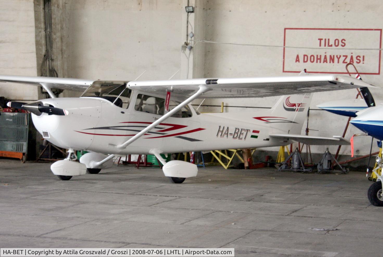 HA-BET, 2007 Cessna 172S C/N 172S10614, Tököl airport / hangar