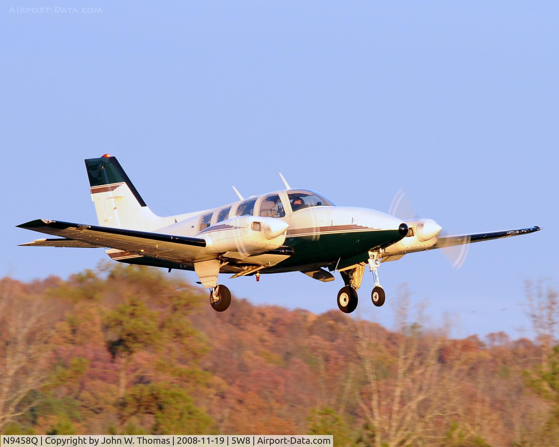 N9458Q, 1972 Beech 58 Baron C/N TH-227, Departing runway 22