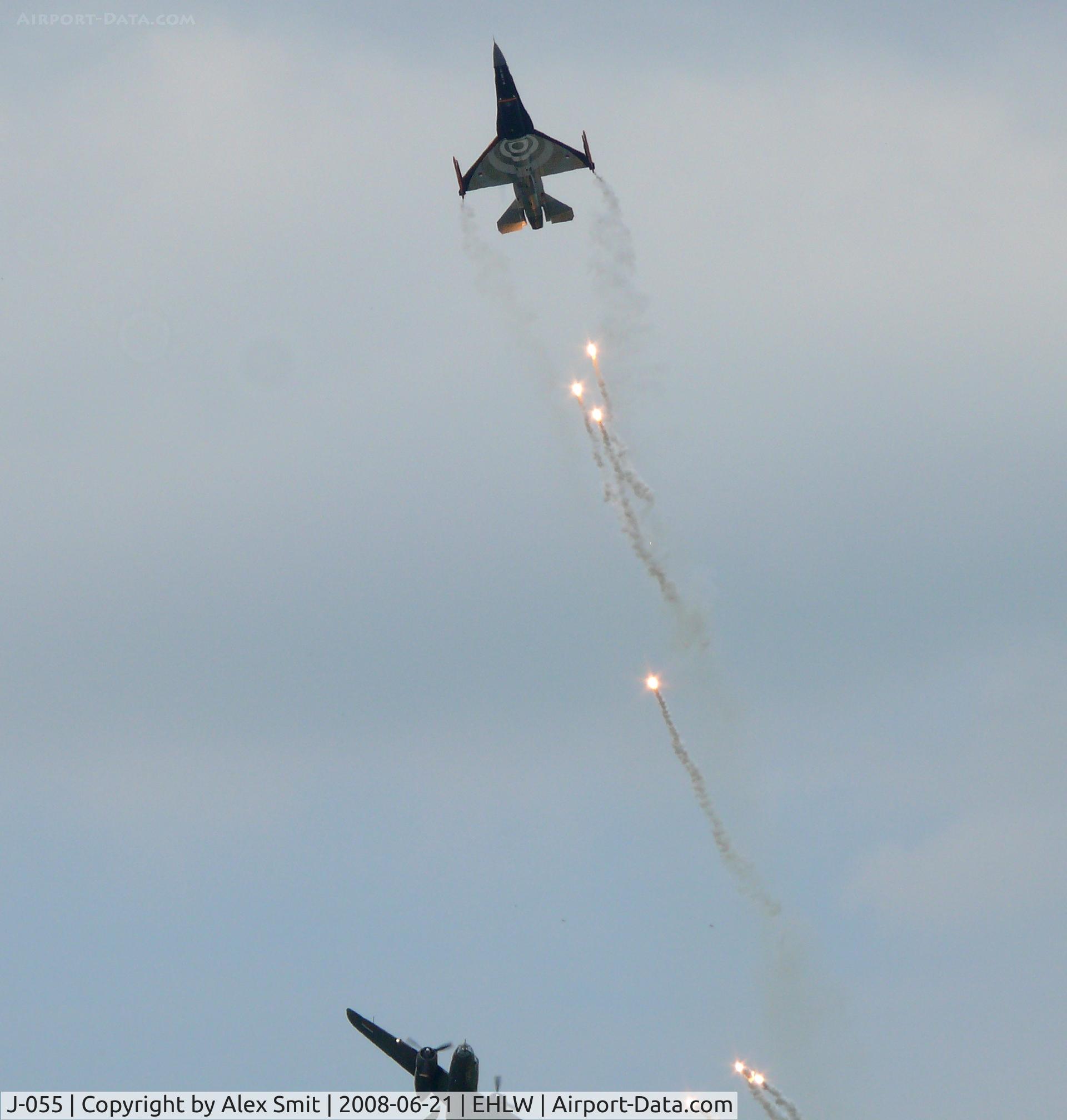 J-055, Fokker F-16AM Fighting Falcon C/N 6D-138, General Dynamics F-16AM Fighting Falcon J-055 Royal Netherlands Air Force, just count the flares and you'll know his squadron number (313?)