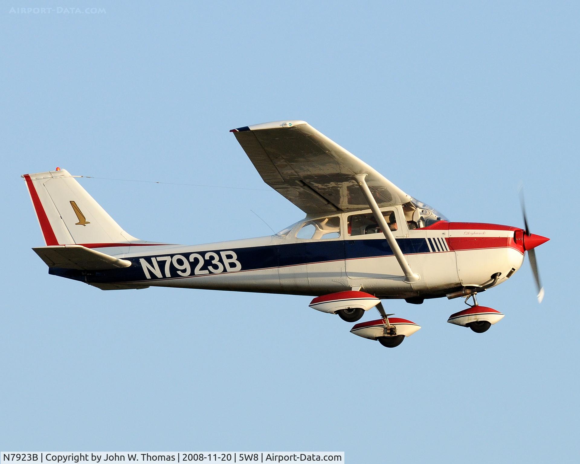 N7923B, 1969 Cessna 172K Skyhawk C/N 17257984, Departing runway 22